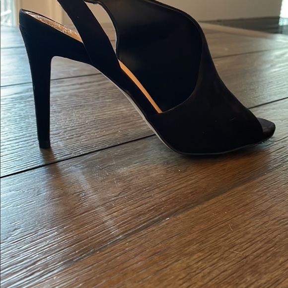Black size 8 heels - Picture 2 of 3